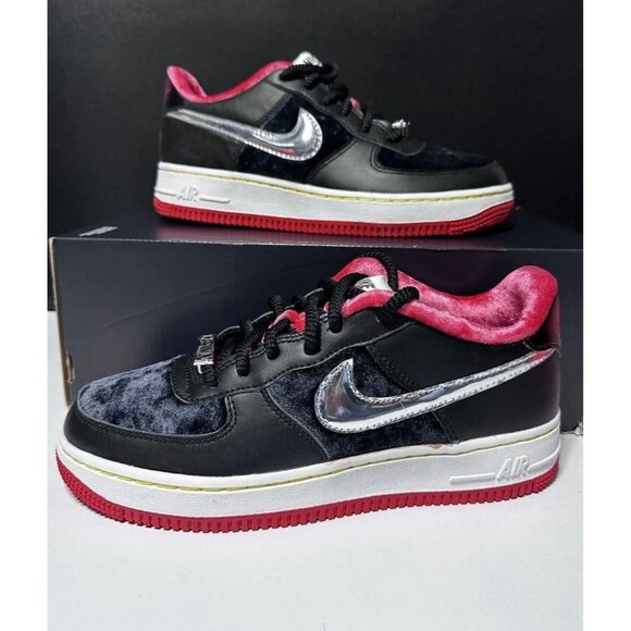5.5Y | 7 WOMEN'S NIKE AIR FORCE 1 LOW PREMIUM HOUSTON BLACK /RED DZ5296 001 - Picture 1 of 9